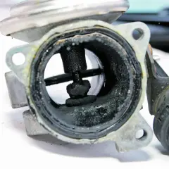 Silnie zabrudzony zawór EGR Opel Insignia 2.0 CDTI. Objawy awarii mogą być widoczne w takim stanie.