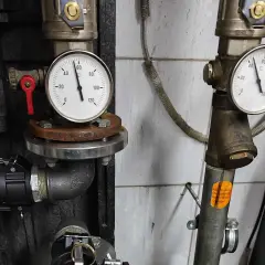Manometr wskazuje temperaturę ok. 40°C podczas płukania instalacji CO. Widoczne zawory i rury.