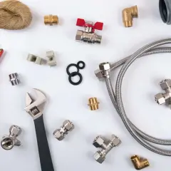 Narzędzia hydrauliczne i materiały, w tym pakuły, klucze, złączki i taśma teflonowa. Dowiedz się, jak nawijać pakuły, by zapewnić szczelne połączenia.