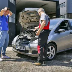 Zmartwiony klient pyta mechanika, jaki koszt wymiany uszczelki pod głowicą w jego Mercedesie.