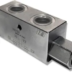 Metalowy zawór dławiąco zwrotny z oznaczeniami V1, V2, C1, C2. Wyprodukowano we Włoszech.