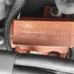 Zawór podciśnienia turbiny Ford Focus 1.6 TDCI, widoczny na zdjęciu, jest kluczowym elementem sterującym pracą turbosprężarki.