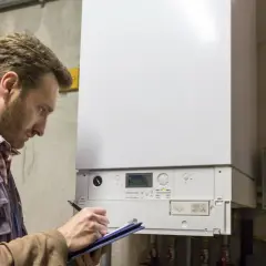Fachowiec sprawdza instalację, by dobrać jaki piec gazowy do domu 150m2 będzie najlepszy.