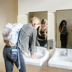 Kabiny sanitarne WC - dlaczego warto na nie postawić?