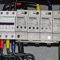 Zabezpieczenie przeciwprzepięciowe DUVAL chroni instalację przed skutkami wyładowań atmosferycznych.