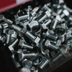 Mnóstwo śrub DIN 933 w metalowym pojemniku, gotowych do użycia w każdym projekcie.