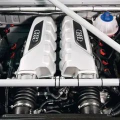 Silnik Audi V10 z klatką bezpieczeństwa. Zastanawiasz się, jak przeliczyć kw na km? To moc, która napędza ten potwór.