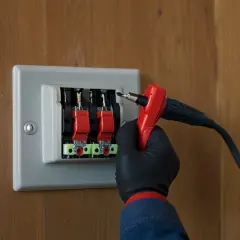 Montaż gniazda elektrycznego: Jak zrobić to samemu i bezpiecznie?