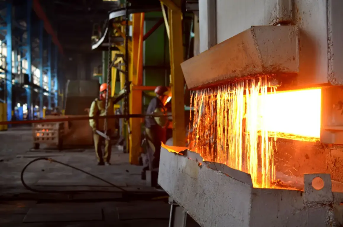 Gorący metal spływa z pieca, iskry sypią się podczas wyżarzania. Pracownicy w hełmach nadzorują proces.