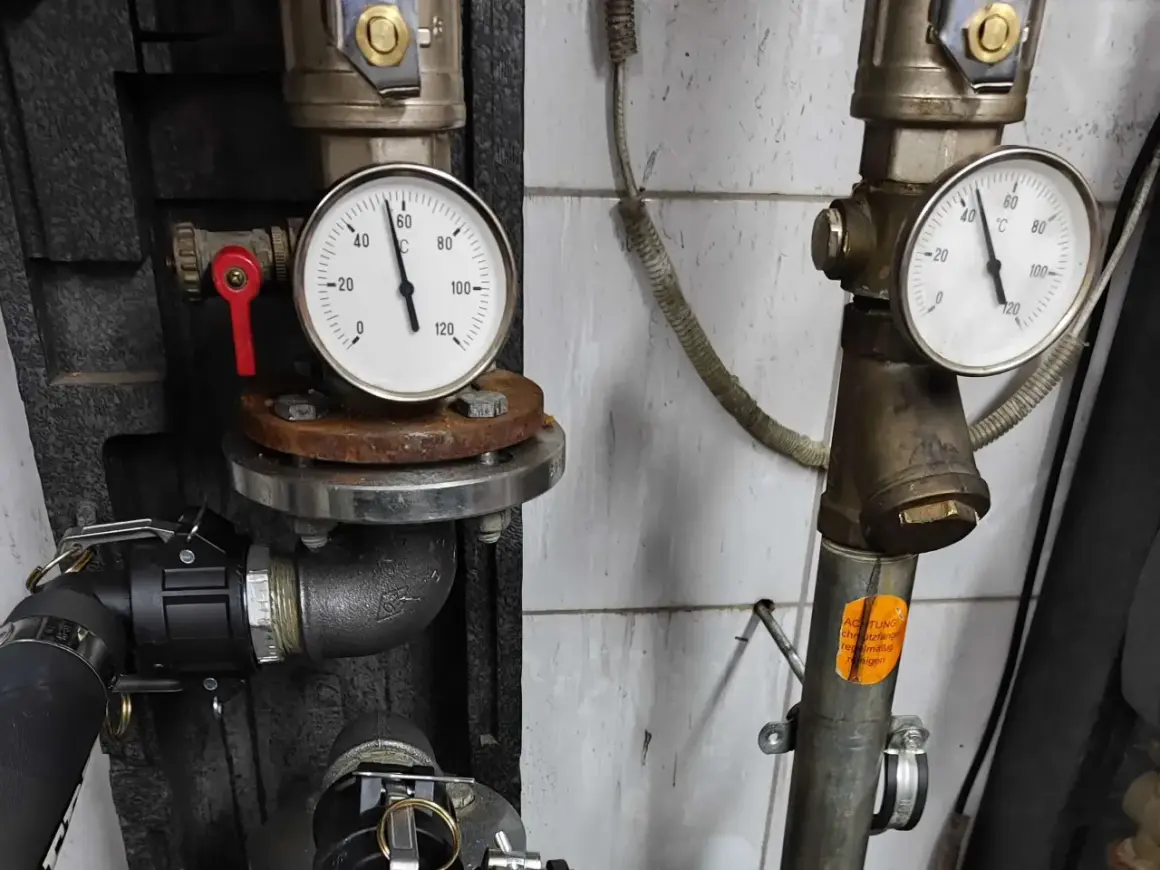 Manometr wskazuje temperaturę ok. 40°C podczas płukania instalacji CO. Widoczne zawory i rury.