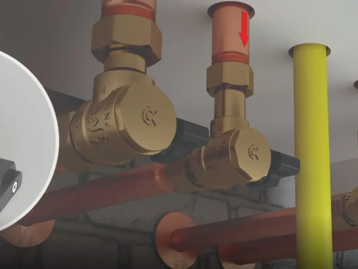 System hydrauliczny z mosiężnymi elementami, w tym zawór zwrotny klapowy, miedziane rury i żółta rura.