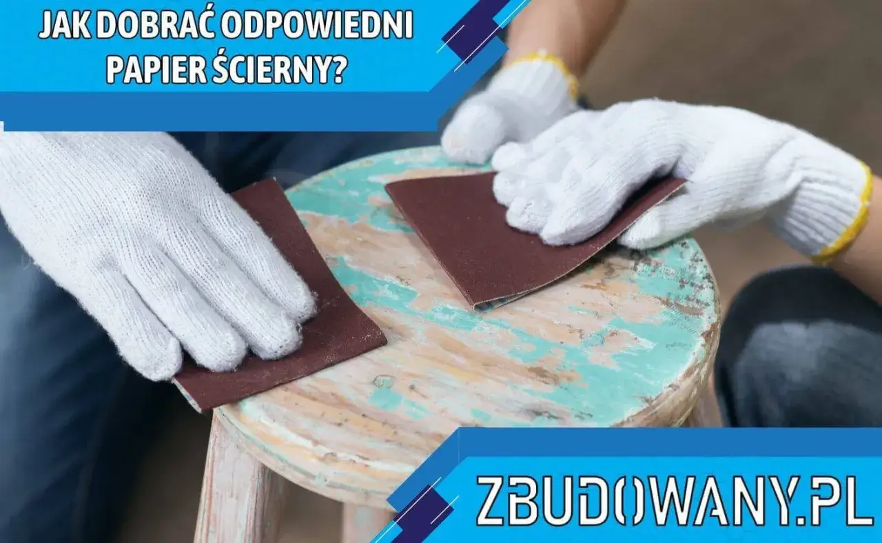Ręce w białych rękawiczkach szlifują drewniany stołek papierem ściernym. Dobór odpowiedniej gradacji papieru ściernego jest kluczowy.