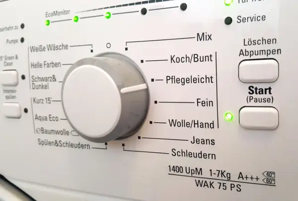 Panel sterowania pralki Beko. Pokrętło wyboru programu i przyciski "Start", "Löschen Abpumpen". Jak zresetować pralkę beko?