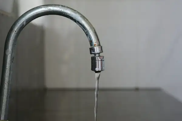 Słaby strumień wody z kranu. To objawy za mało wody w instalacji.