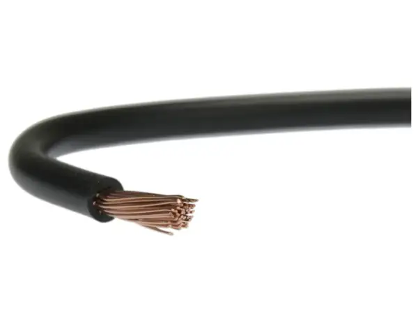 Czarny kabel z odsłoniętymi miedzianymi żyłkami, gotowy do podłączenia. lgy.