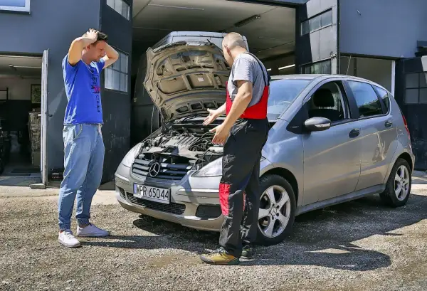 Zmartwiony klient pyta mechanika, jaki koszt wymiany uszczelki pod głowicą w jego Mercedesie.