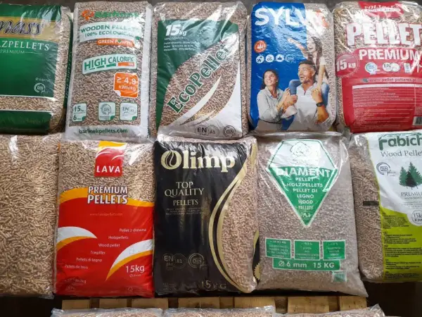 Szukasz informacji: jaki pellet polecacie forum? Na zdjęciu worki pelletu: Barlinek, EcoPellet, Lava, Olimp, Diamant, Sylva, Poltarex, Fabich.