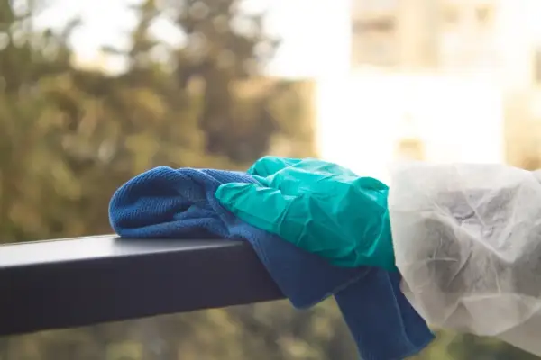 Rękawiczki i ściereczki gotowe do działania. Dowiedz się, jak usunąć klej po naklejce z plastiku, by powierzchnie lśniły czystością.