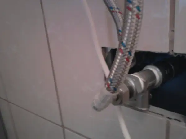 Metalowy zawór bezpieczeństwa bojler na zimnej czy ciepłej wodzie, podłączony do instalacji wodnej.