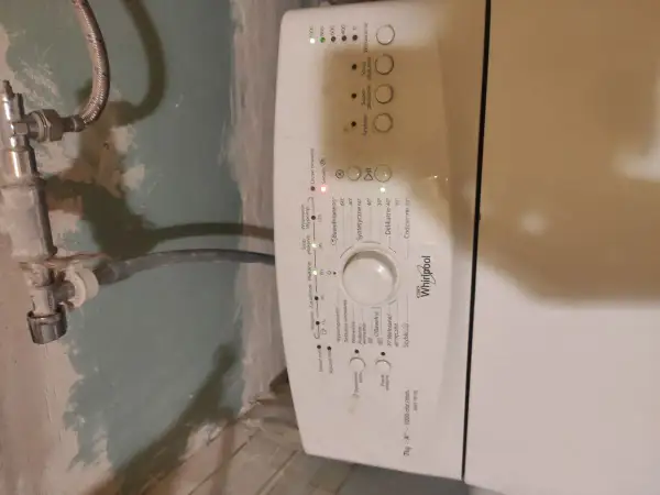 Pralka Whirlpool z błędem F06, świeci się kontrolka "Drzwi otwarte".