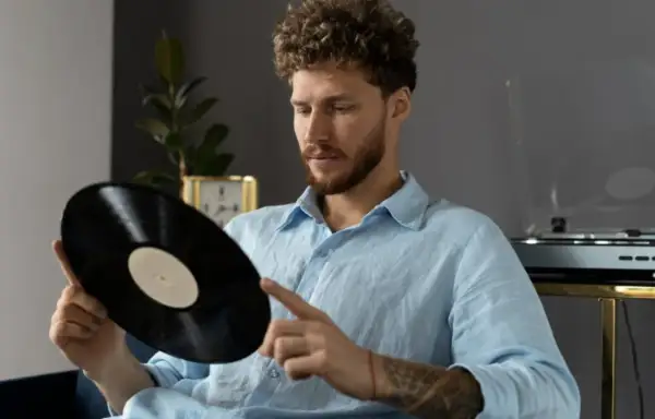 Magia fizyczności: dlaczego wciąż kochamy stare walkmany i winyle?